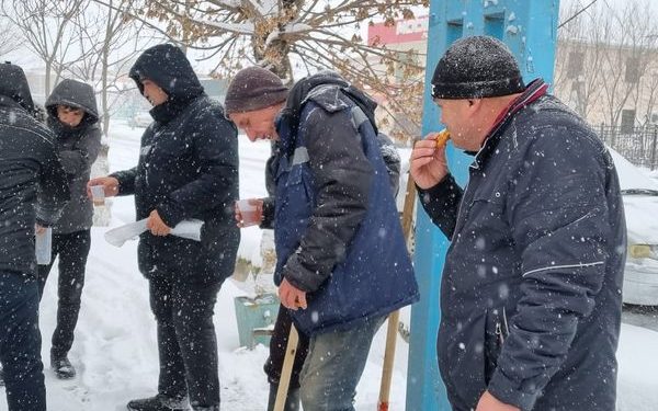 МАҚТААРАЛДЫҚ ЖАСТАР ҚАР ТАЗАЛАУШЫ ЖҰМЫСШЫЛАРҒА ҚҰРМЕТ КӨРСЕТТІ