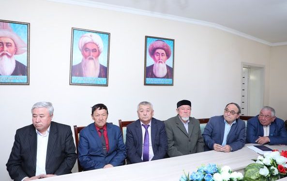 САРЫАҒАШ: АУДАН ӘКІМІ АРДАГЕРЛЕРДІҢ БАТАСЫН АЛДЫ