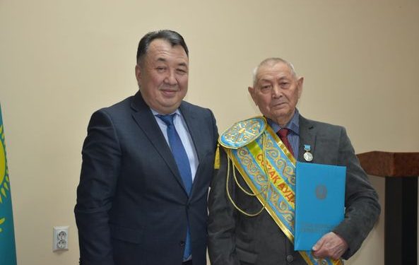 СОЗАҚ: МЕДИЦИНА САЛАСЫНЫҢ АРДАГЕРІНЕ АУДАННЫҢ ҚҰРМЕТТІ АЗАМАТЫ ТӨСБЕЛГІСІ ТАБЫСТАЛДЫ