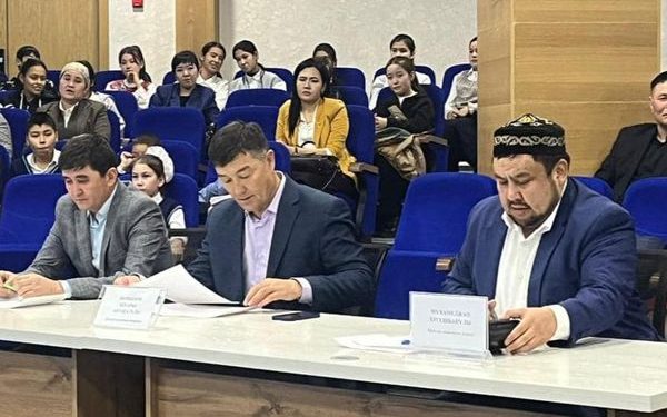 ТҮРКІСТАНДЫҚ ОҚУШЫЛАР ТЕРМЕ ОРЫНДАП, ЖЫР МҮШАЙРАСЫНЫҢ КӨРКІН ҚЫЗДЫРДЫ