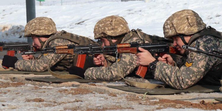 Әскери колледж кадеттері тағылымдамадан өтуде