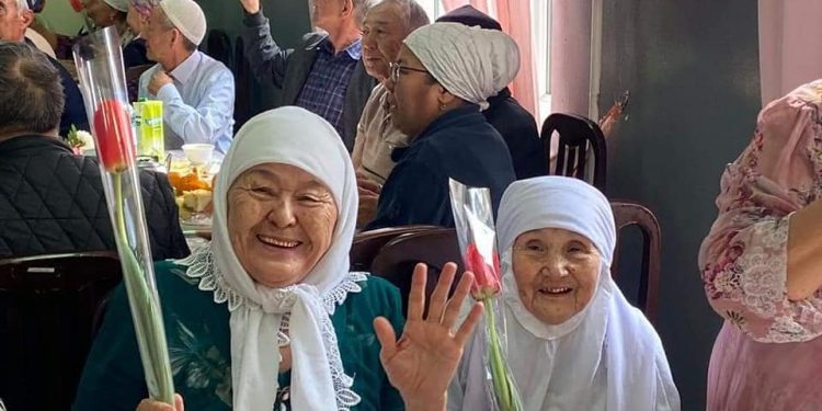 ТҮРКІСТАН: «АРДАГЕРЛЕР ҮЙІ» МЕН «МЕЙІР» ОРТАЛЫҒЫНЫҢ АҚ ЖАУЛЫҚТЫ АНАЛАРЫНА ҚҰРМЕТ КӨРСЕТІЛДІ