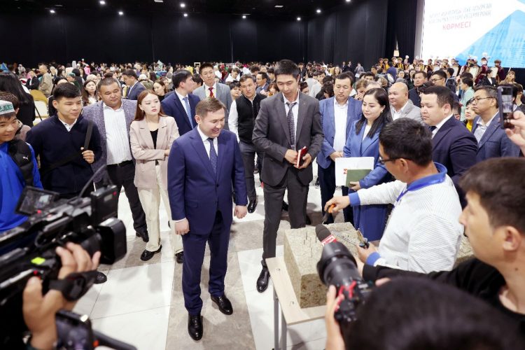 ҚАЙТАРЫМСЫЗ ГРАНТ ИЕГЕРЛЕРІ ӨНІМДЕРІН ЖӘРМЕҢКЕДЕ ҰСЫНДЫ