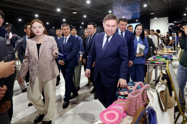 ҚАЙТАРЫМСЫЗ ГРАНТ ИЕГЕРЛЕРІ ӨНІМДЕРІН ЖӘРМЕҢКЕДЕ ҰСЫНДЫ