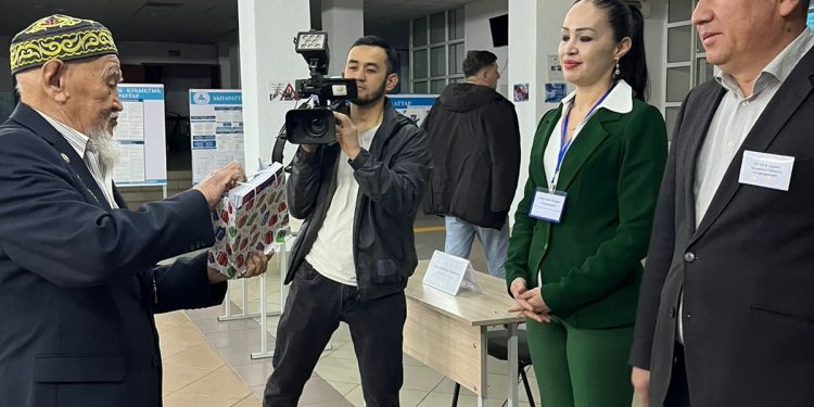 ШЫМКЕНТТЕ БІРІНШІ БОЛЫП ДАУЫС БЕРГЕН АРДАГЕРГЕ СЫЙЛЫҚ БЕРДІ