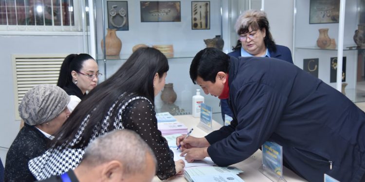 ШЫМКЕНТТЕГІ САЙЛАУ УЧАСКЕЛЕРІНДЕ САЙЛАУШЫЛАР БЕЛСЕНДІ ҚАТЫСЫП ЖАТЫР