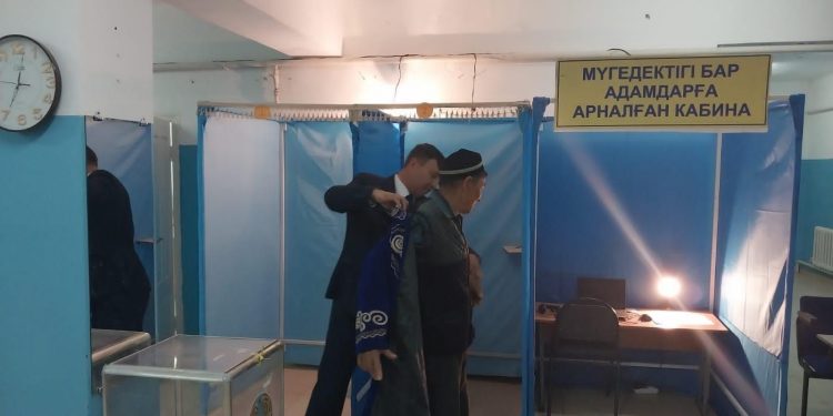 ТҮРКІСТАН: КЕЛЕСТЕ АЛҒАШ БОЛЫП ДАУЫС БЕРГЕН АҚСАҚАЛҒА ШАПАН ЖАУЫП, НАУЫЗБЕН ҚҰТТЫҚТАДЫ