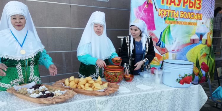 ШЫМКЕНТТЕ САЙЛАУШЫЛАРҒА НАУРЫЗ КӨШЕ ТАРАТЫЛДЫ