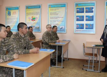 Сарбаздардың «анасы» әскердегі өмірмен танысты