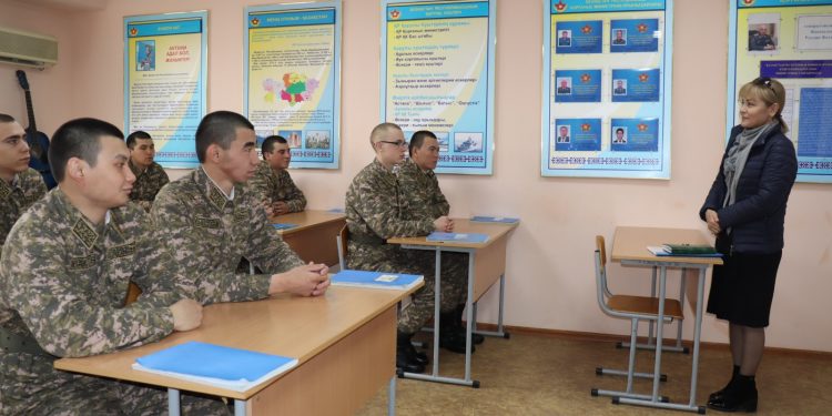 Сарбаздардың «анасы» әскердегі өмірмен танысты