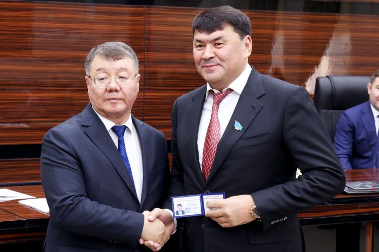 СЕГІЗІНШІ ШАҚЫРЫЛЫМ: МӘСЛИХАТТЫҢ БІРІНШІ СЕССИЯСЫ ӨТТІ