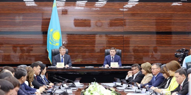 СЕГІЗІНШІ ШАҚЫРЫЛЫМ: МӘСЛИХАТТЫҢ БІРІНШІ СЕССИЯСЫ ӨТТІ