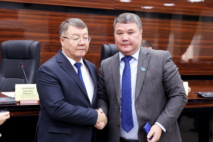 СЕГІЗІНШІ ШАҚЫРЫЛЫМ: МӘСЛИХАТТЫҢ БІРІНШІ СЕССИЯСЫ ӨТТІ