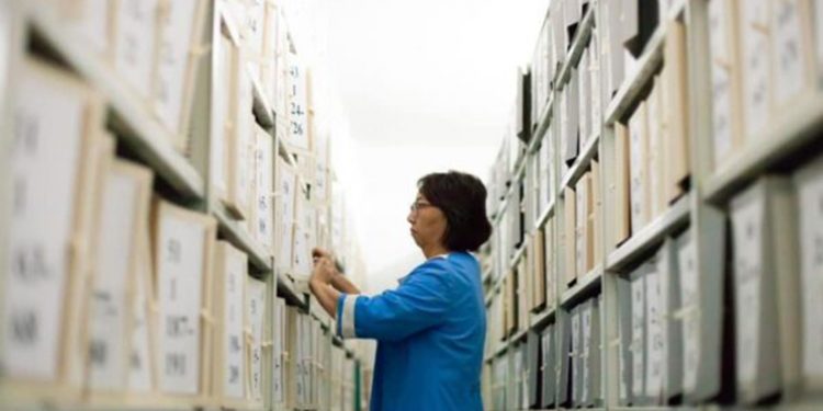 В Шымкенте документы из государственного архива переводят в цифровой формат