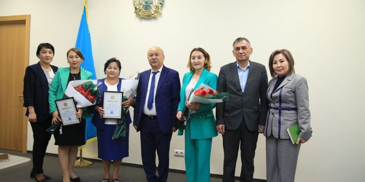 ТҮРКІСТАН ОБЛЫСЫНДА ҒЫЛЫМ САЛАСЫНЫҢ ҚЫЗМЕТКЕРЛЕРІ МАРАПАТТАЛДЫ