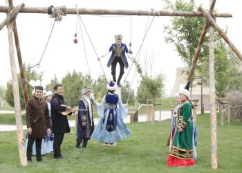 ТҮРКІСТАН: «ӨНЕРЛІ ӨЛКЕ» КӨШІН ТӨЛЕБИ АУДАНЫНЫҢ ӨНЕРПАЗДАРЫ ЖАЛҒАДЫ