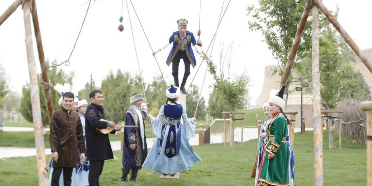 ТҮРКІСТАН: «ӨНЕРЛІ ӨЛКЕ» КӨШІН ТӨЛЕБИ АУДАНЫНЫҢ ӨНЕРПАЗДАРЫ ЖАЛҒАДЫ