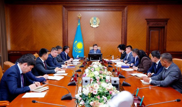 Шымкент әкімі: «Мектептер түгелдей жылдам интернетпен қамтылу керек»