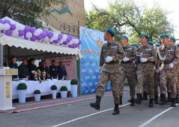 Шымкенттік оқушылар оң қанатта сап түзеді