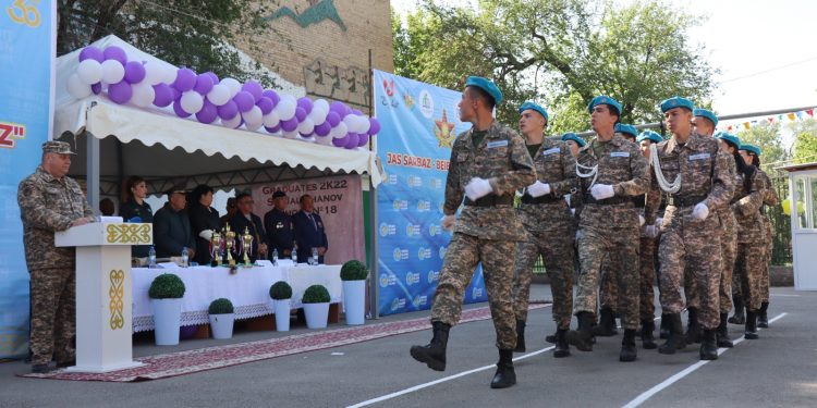 Шымкенттік оқушылар оң қанатта сап түзеді