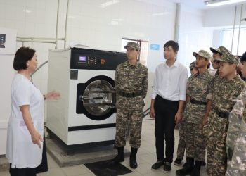 Шымкентте оқушылар әскердегі сарбаздың тұрмыстық жағдайымен танысты