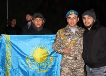 Шымкентте әскерден оралған сарбаздарды салтанатты түрде қарсы алды