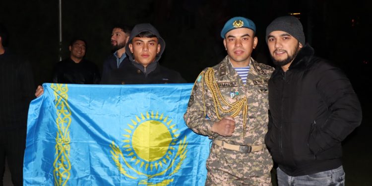 Шымкентте әскерден оралған сарбаздарды салтанатты түрде қарсы алды
