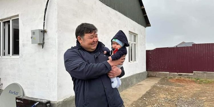 ТҮРКІСТАН: «SHARDARA ARMSPORT» КЛУБЫ 8 ҰЛ-ҚЫЗЫ БАР МҰҚТАЖ ОТБАСЫҒА БАСПАНА СЫЙЛАДЫ