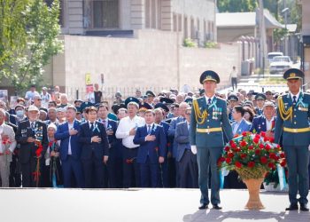 Шымкентте мәңгілік  алауға гүл шоқтары қойылды