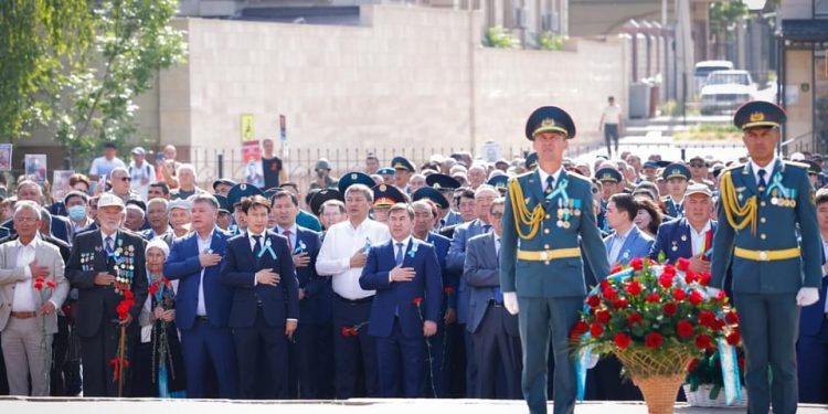 Шымкентте мәңгілік  алауға гүл шоқтары қойылды