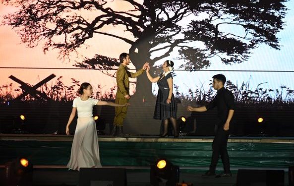 ЖЕҢІС КҮНІ: ШЫМКЕНТТІКТЕР ЕРЕКШЕ ӘСЕРГЕ ТОЛЫ ҚОЙЫЛЫМДЫ ТАМАШАЛАДЫ