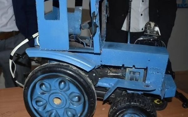 САРЫАҒАШТЫҚ ОҚУШЫ «СИНИЙ ТРАКТОР» ҚҰРАСТЫРЫП ШЫҒАРДЫ