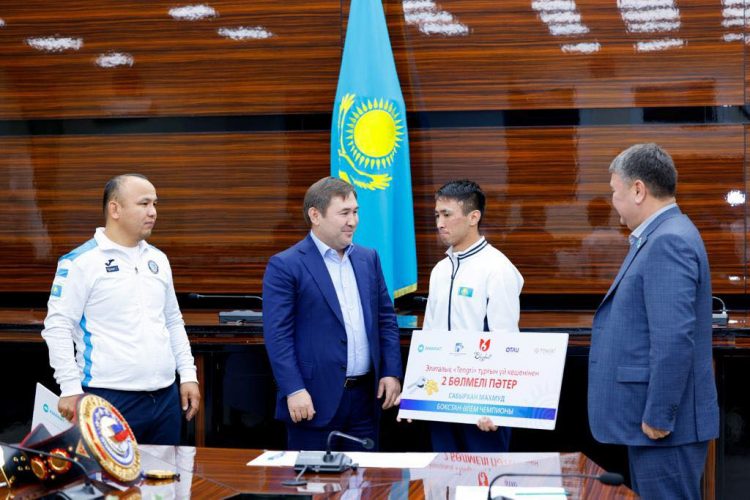 ӘЛЕМ ЧЕМПИОНАТЫНЫҢ ЖЕҢІМПАЗЫ МАХМҰД САБЫРХАНҒА ПӘТЕР ТАБЫСТАЛДЫ