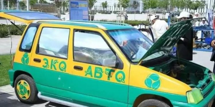 ТҮРКІСТАН: Колледж ұстаздары ескі көліктен электромобиль құрастырды