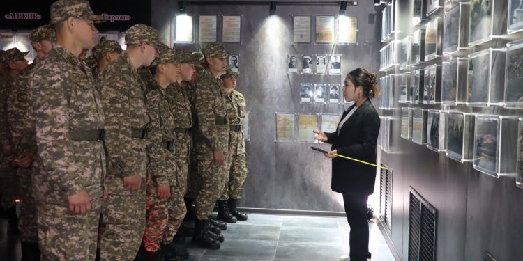 Сарбаздар мұражайға экскурсия жасады