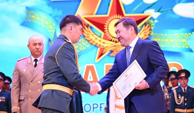 Аким Шымкента Мурат Айтенов поздравил воинов с праздником