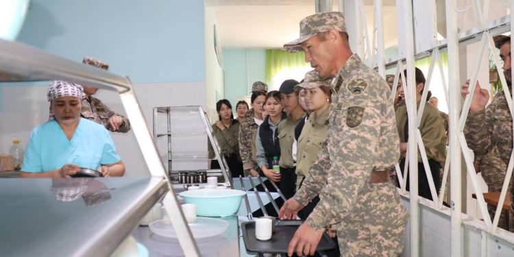 Шымкенттік оқушылар әуе шабуылына қарсы қорғаныс бригадасына барды