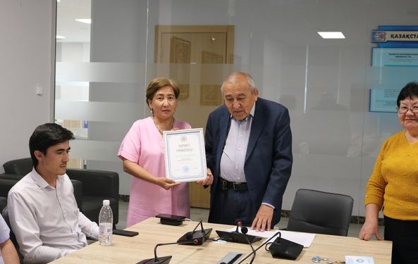 ТҮРКІСТАН ОБЛЫСЫ: ЕРЕН ЕҢБЕГІ ҮШІН МҰҒАЛІМДЕР МАРАПАТТАЛДЫ