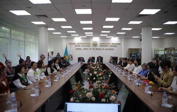 АЛМАТЫДА ҚАЛАМГЕРЛЕР ТҮРКІСТАН ОБЛЫСЫНЫҢ КІТАПХАНАЛАРЫНА 7000-ҒА ЖУЫҚ КІТАП СЫЙЛАДЫ