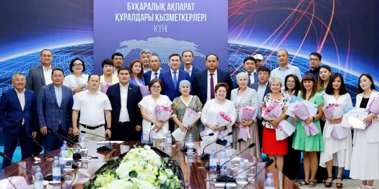 ШЫМКЕНТ: ҚАЛА ӘКІМІ БАҚ ӨКІЛДЕРІН КӘСІБИ МЕРЕКЕСІМЕН ҚҰТТЫҚТАДЫ