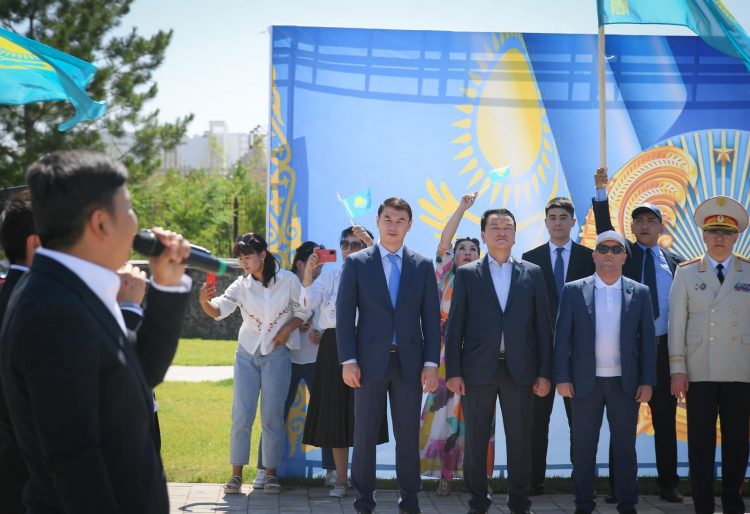 ТҮРКІСТАНДА МЕМЛЕКЕТТІК РӘМІЗДЕР ҰЛЫҚТАЛЫП,  РУХТЫ ОЯТАТЫН ІС-ШАРАЛАР ӨТТІ