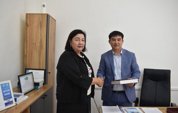 САРЫАҒАШ: МЕКТЕП БАСШЫСЫ «ҚАЗАҚСТАННЫҢ ҮЗДІК 100 ТҰЛҒАСЫ» КІТАБЫНА ЕНДІ