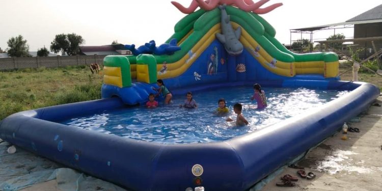 ТҮРКІСТАН: КЕЛЕС АУДАНЫНДА МОДУЛЬДІ-КАРКАСТЫ БАССЕЙНДЕР ОРНАТЫЛЫП ЖАТЫР