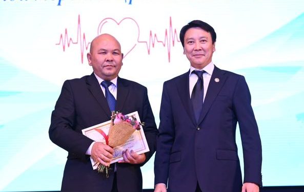 ДЕНСАУЛЫҚ САҚТАУ САЛАСЫНЫҢ ҚЫЗМЕТКЕРЛЕРІНЕ ҚҰРМЕТ КӨРСЕТІЛДІ