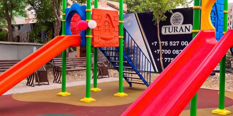 ШЫМКЕНТ: Тұран ауданында ойын алаңшасы пайдалануға берілді
