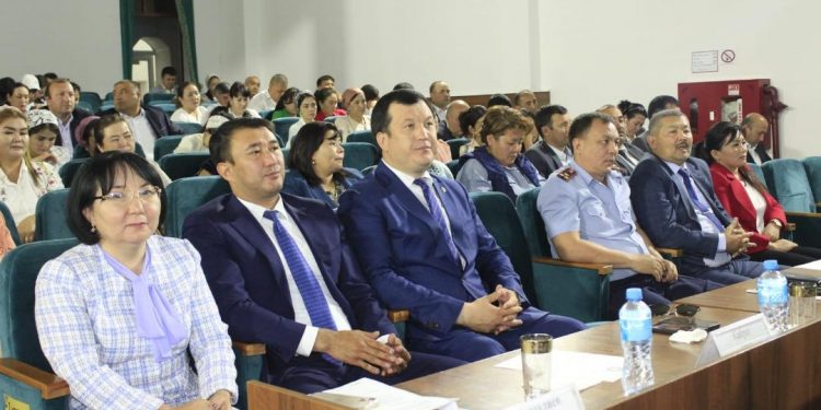 ТҮРКІСТАН ОБЛЫСЫ: «ЖАСӨСПІРІМ ЖӘНЕ ЗАҢ» ТАҚЫРЫБЫНДА АТА-АНАЛАРМЕН КЕЗДЕСУ ЖАЛҒАСУДА