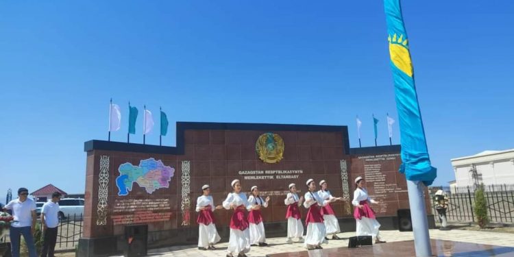ТҮРКІСТАН: СОЗАҚТЫҚ ТҮЛЕКТЕР АУЫЛДАРЫНА «РӘМІЗДЕР АЛЛЕЯСЫН» ТАРТУ ЕТТІ