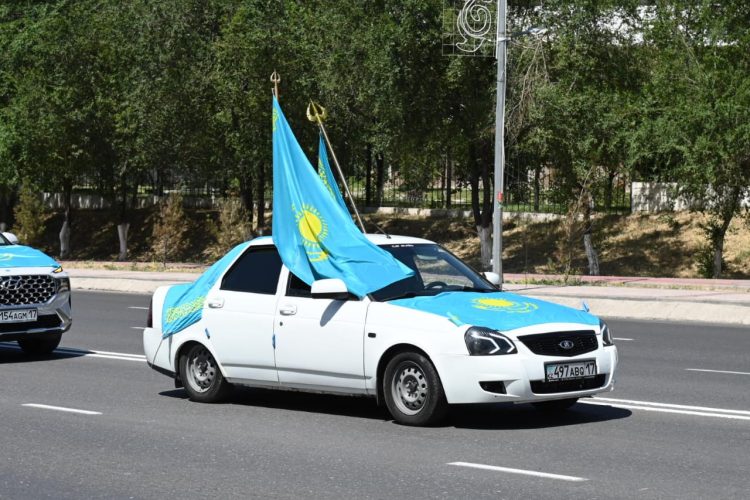 ШЫМКЕНТТЕ МЕМЛЕКЕТТІК РӘМІЗДЕР КҮНІНДЕ КӨК ТУДЫ ӘУЕЛЕТКЕН АВТО ЖӘНЕ ВЕЛОШЕРУ ӨТТІ