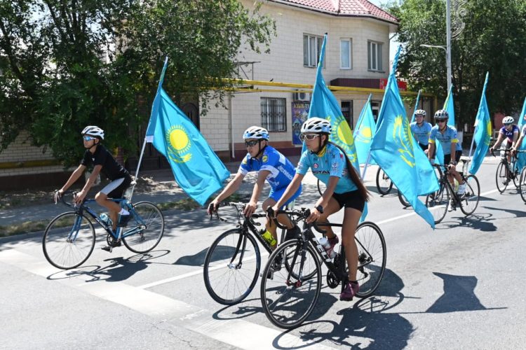 ШЫМКЕНТТЕ МЕМЛЕКЕТТІК РӘМІЗДЕР КҮНІНДЕ КӨК ТУДЫ ӘУЕЛЕТКЕН АВТО ЖӘНЕ ВЕЛОШЕРУ ӨТТІ