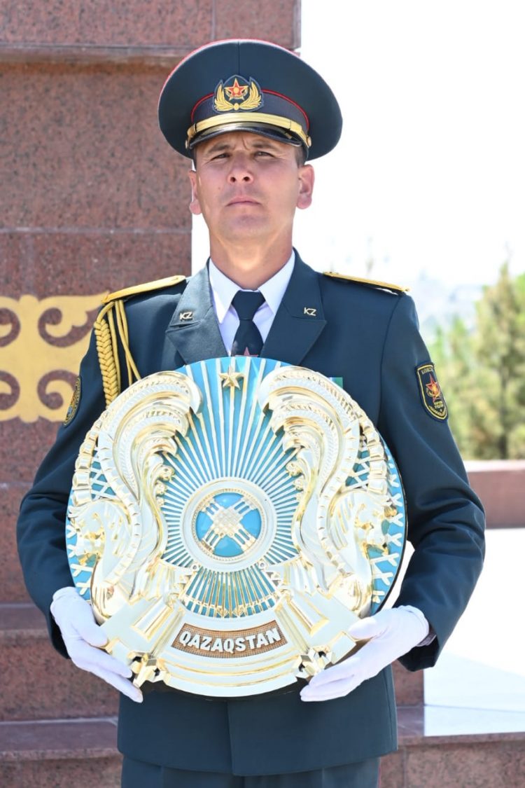 ШЫМКЕНТТЕ МЕМЛЕКЕТТІК РӘМІЗДЕР КҮНІНДЕ КӨК ТУДЫ ӘУЕЛЕТКЕН АВТО ЖӘНЕ ВЕЛОШЕРУ ӨТТІ